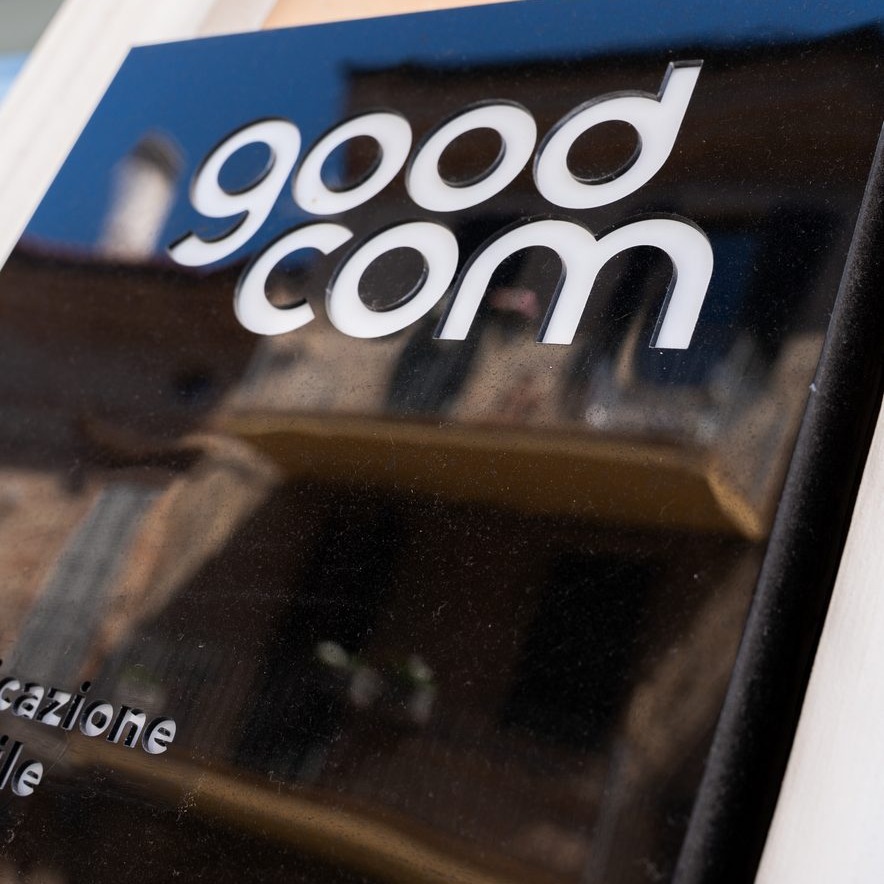 Targa di GOODCOM, agenzia di comunicazione sostenibile, all'ingresso dello studio