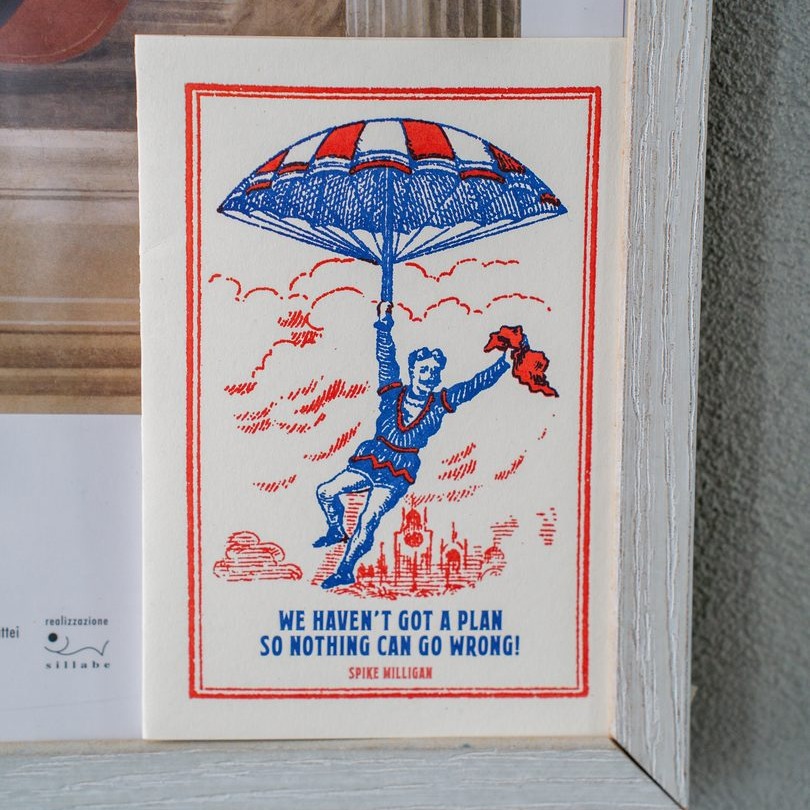 Poster illustrato con un uomo appeso a un paracadute e la frase We haven't got a plan so nothing can go wrong