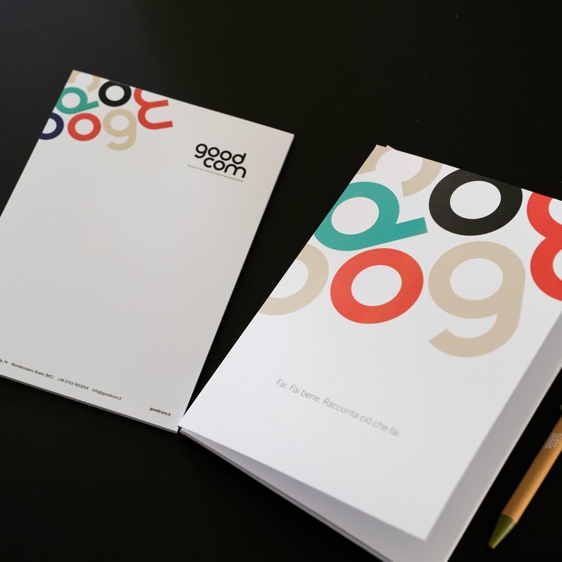 Carta intestata e cartellina con la brand identity di GOODCOM