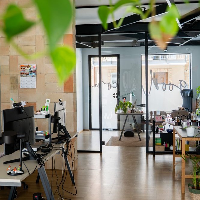 Postazioni di lavoro e sala riunioni a vetri dello studio GOODCOM