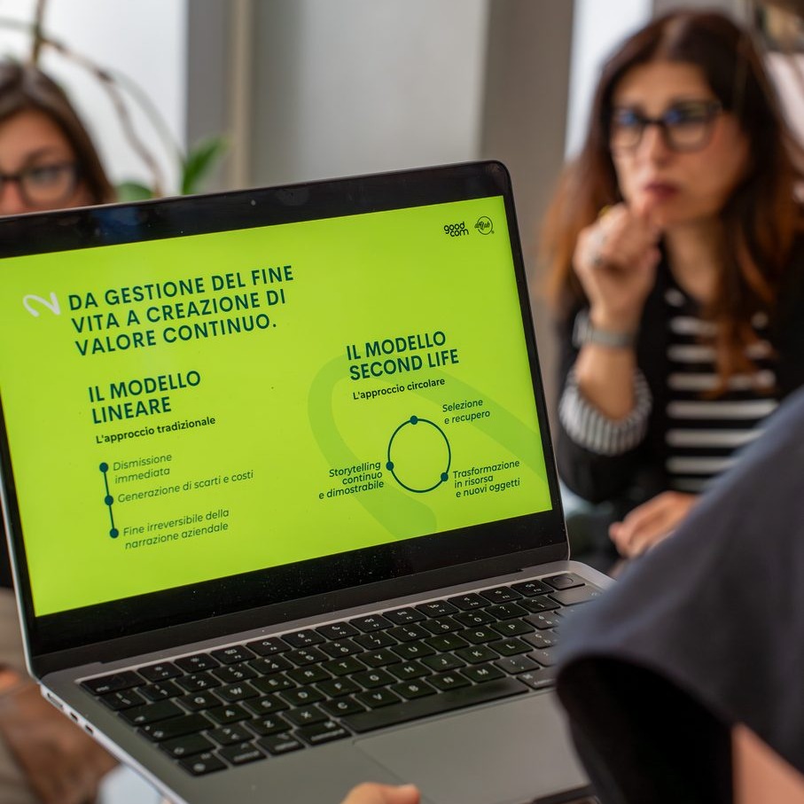 Riunione con un portatile che mostra la slide sul passaggio dal modello lineare all'economia circolare