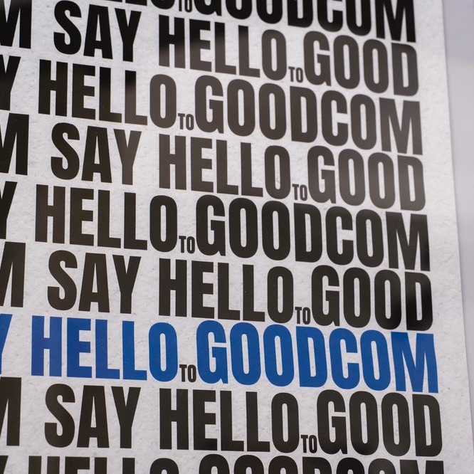 Poster tipografico con la scritta Say hello to GOODCOM ripetuta su più righe
