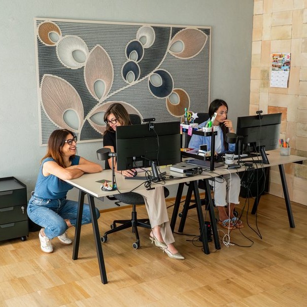 Tre persone del team nello studio di GOODCOM, agenzia di comunicazione a Civitanova Marche
