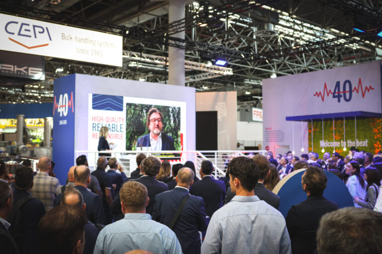 Stand CEPI a IBA con il pubblico all'evento per i 40 anni dell'azienda