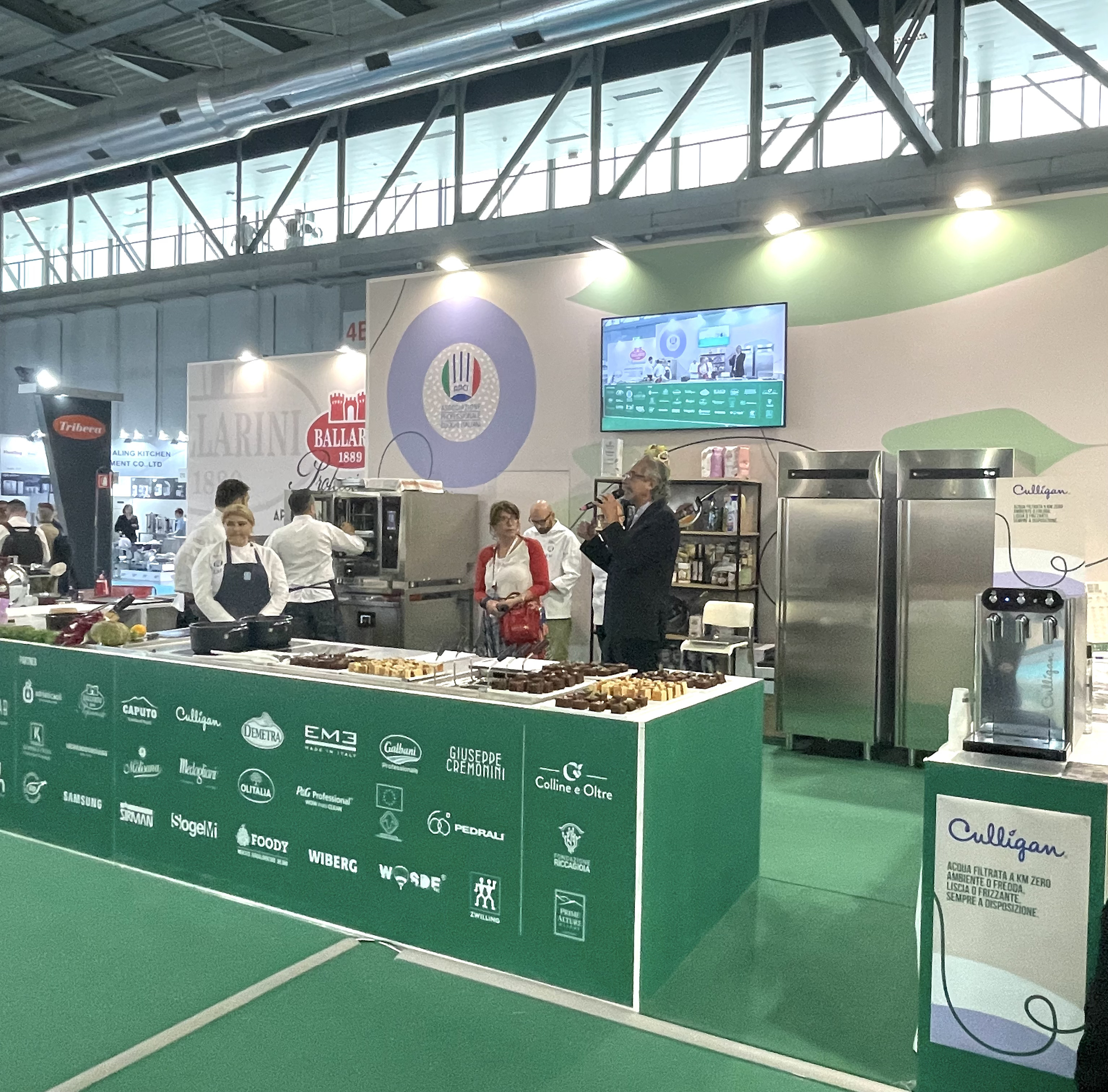 La parete grafica dello stand APCI