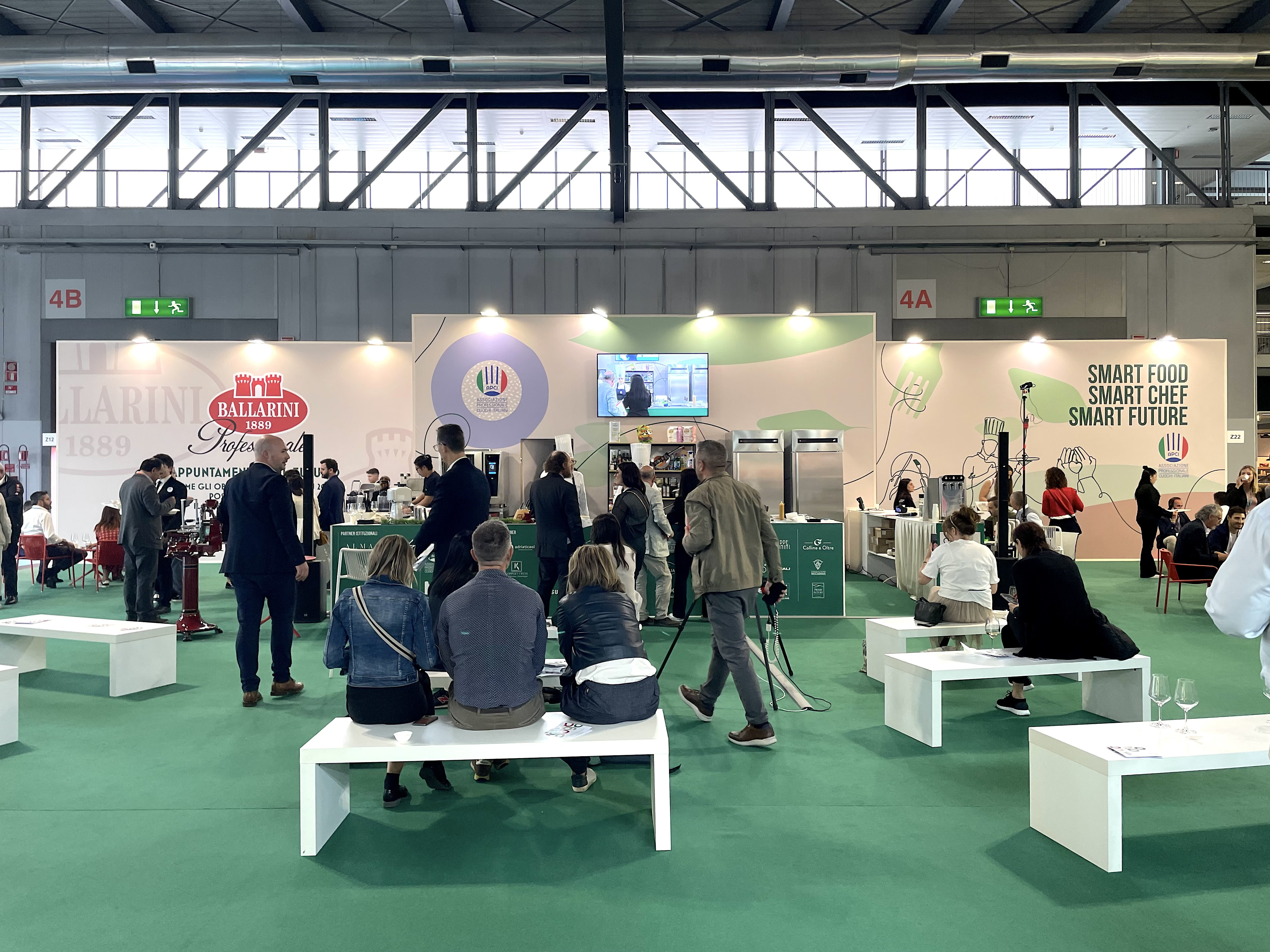 Chef al lavoro nella cucina dello stand