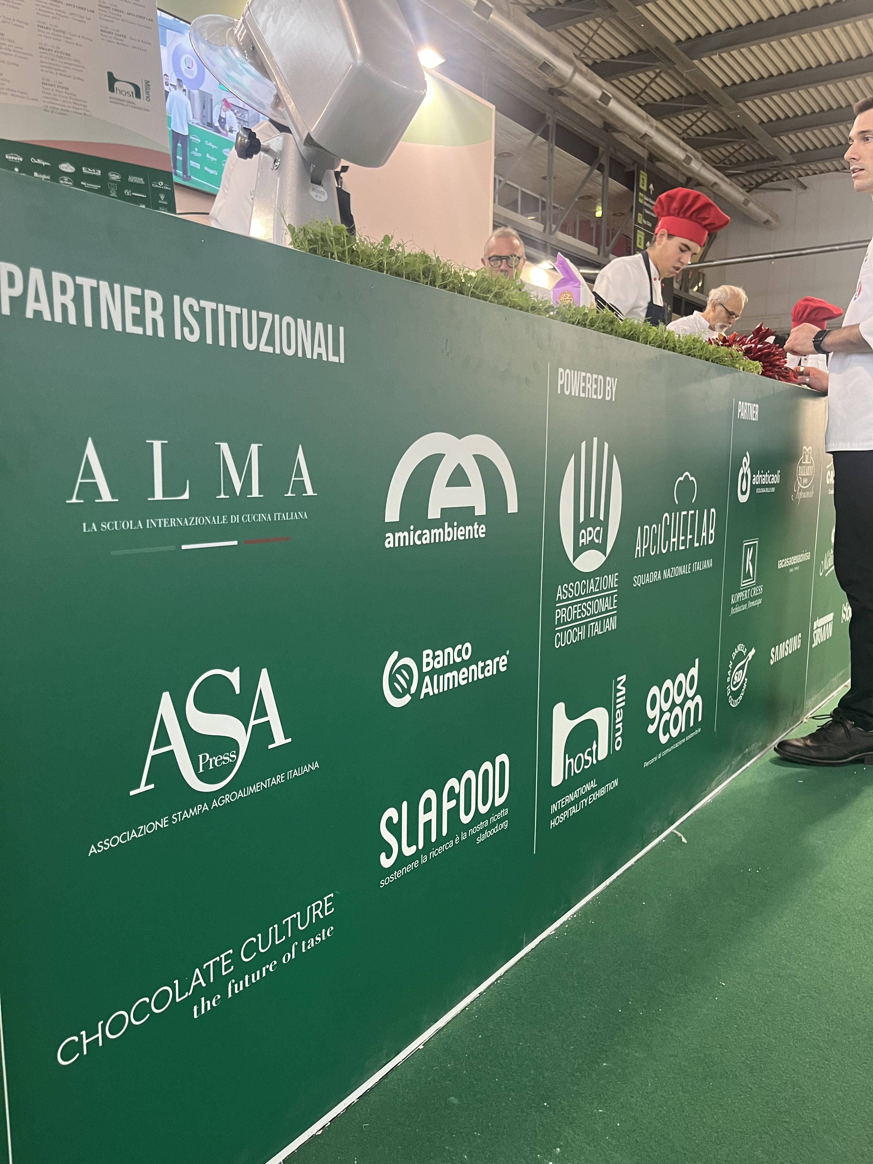 I marchi dei partner sulla quinta dello stand