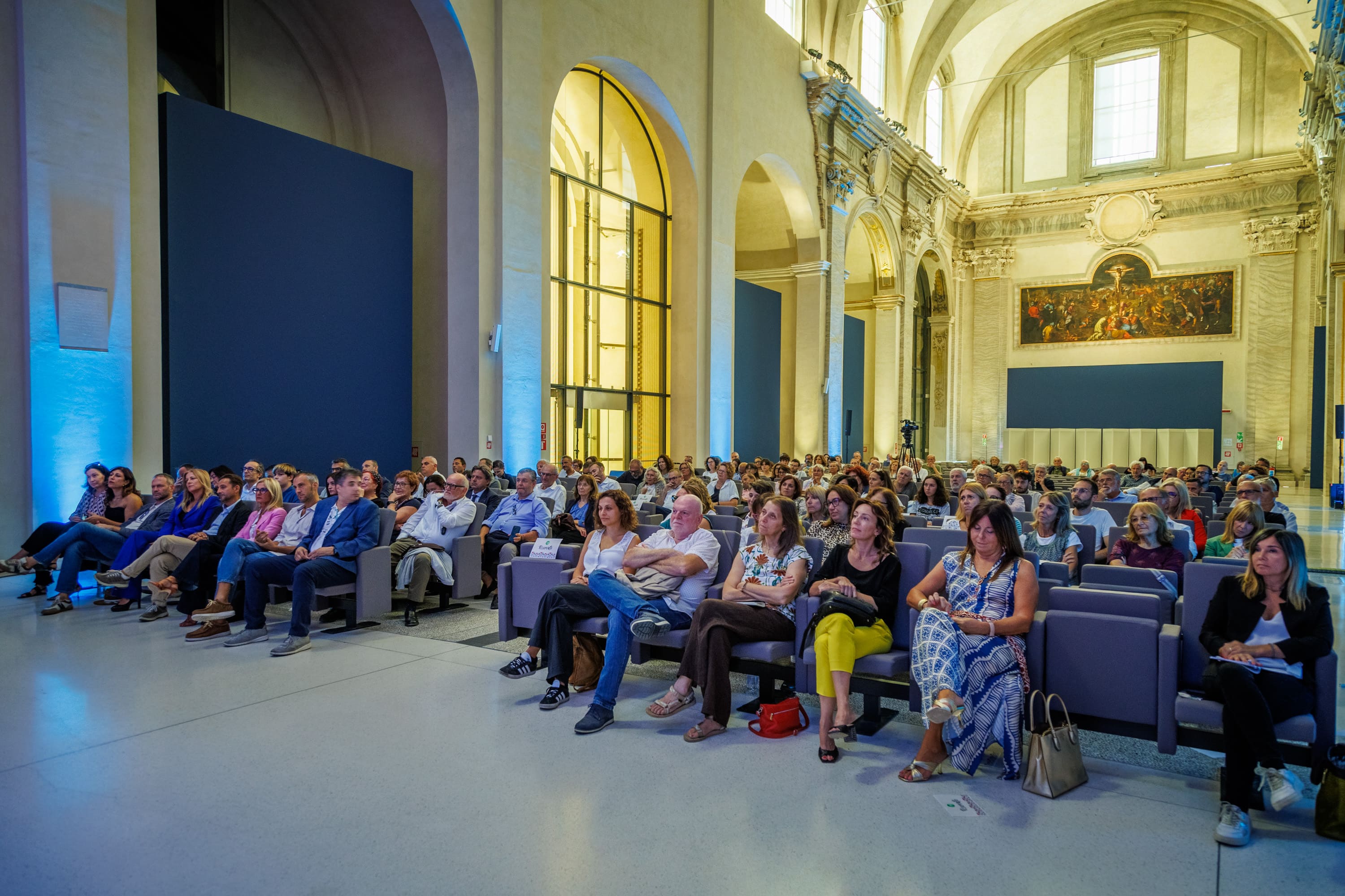 Pubblico all'Auditorium di San Giacomo a Forlì per la tavola rotonda sull'economia civile