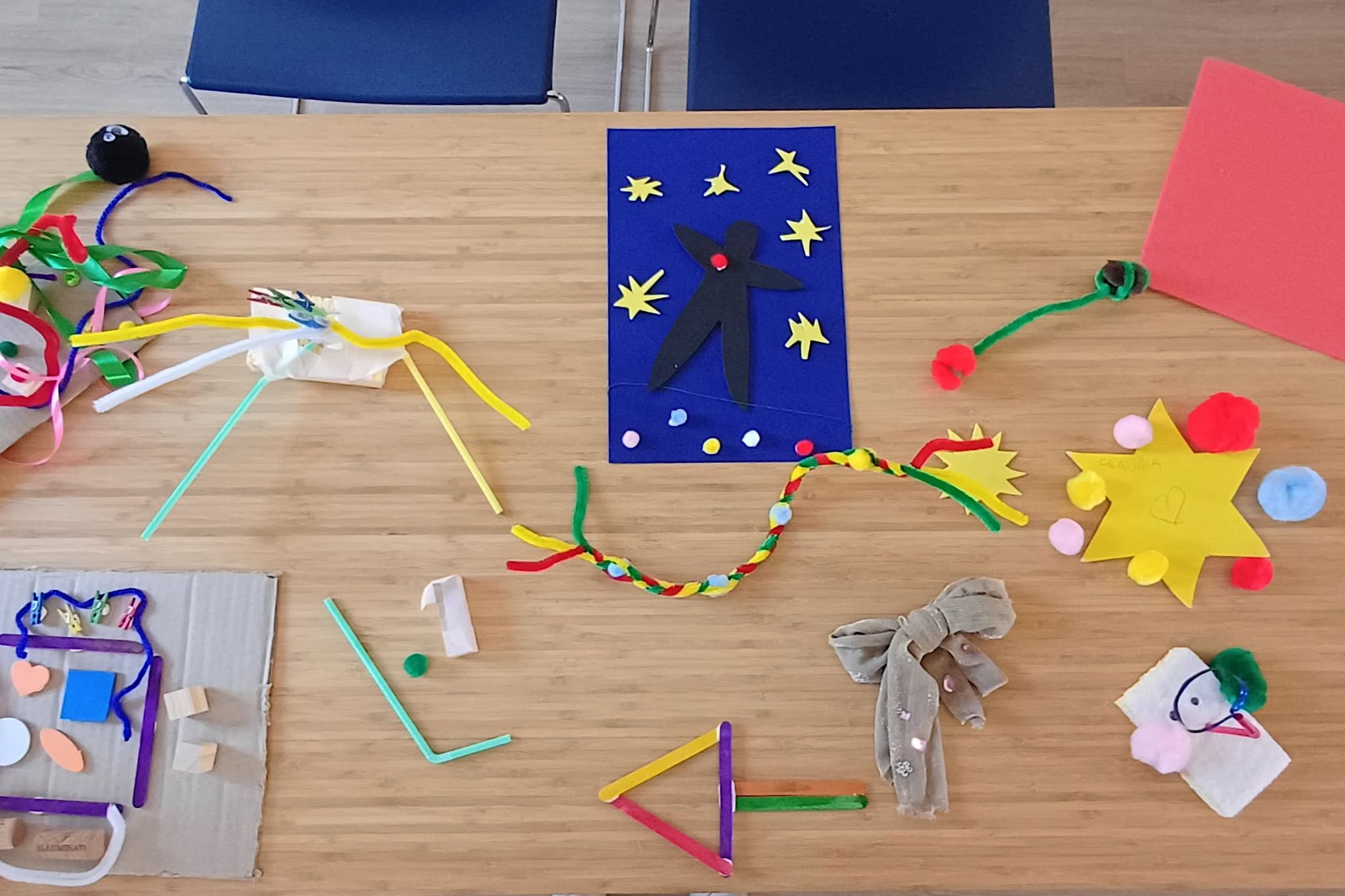 Lavori creativi con cartoncini e fili colorati durante il corso sulla comunicazione d'impatto