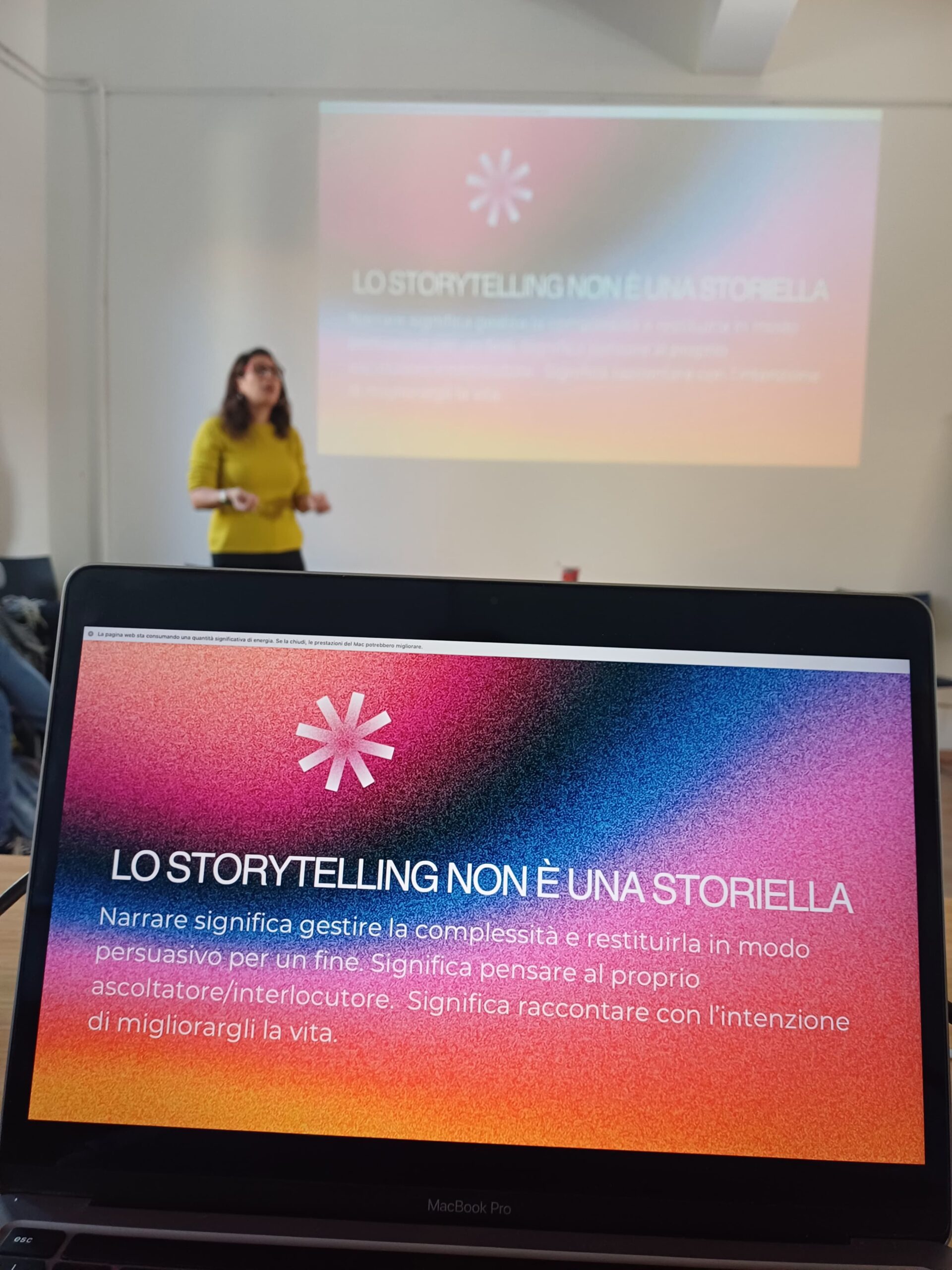 Formatrice davanti alla slide Lo storytelling non è una storiella