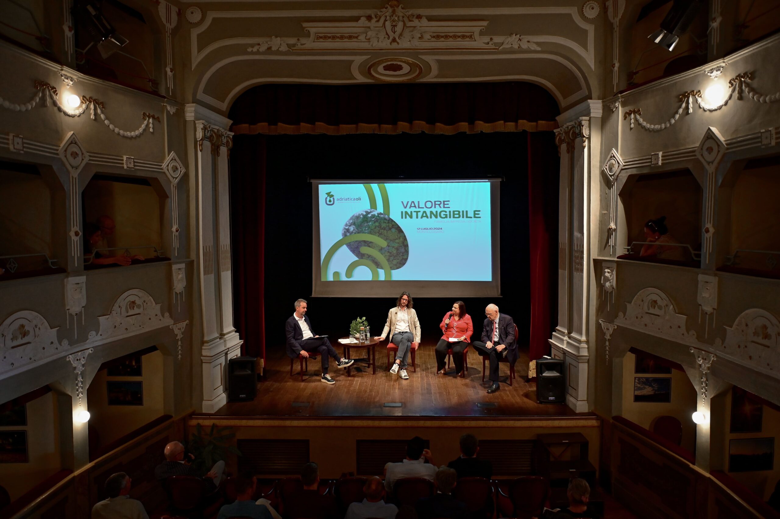 La sala del teatro durante il convegno Valore Intangibile