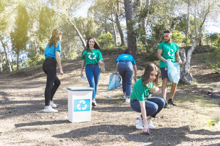 Volontari in maglietta verde raccolgono rifiuti durante un evento sostenibile