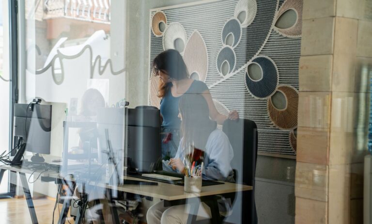 Ufficio visto attraverso una vetrata, per il lavoro di verifica dei green claims