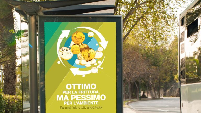 Manifesto della campagna di sensibilizzazione di Hera sull'olio di frittura in una pensilina
