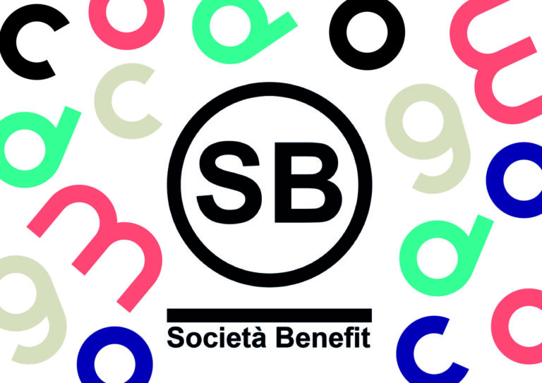 Logo SB Società Benefit tra le lettere colorate del brand GOODCOM