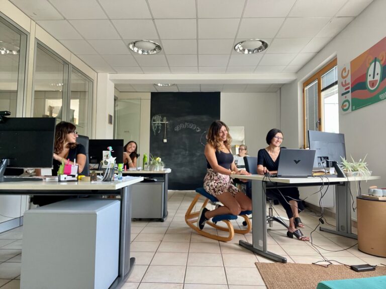 Team al lavoro nello studio GOODCOM, società benefit che ha adottato la settimana corta