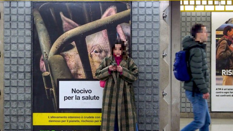 Manifesto CIWF Nocivo per la salute, campagna contro l'allevamento intensivo in metropolitana
