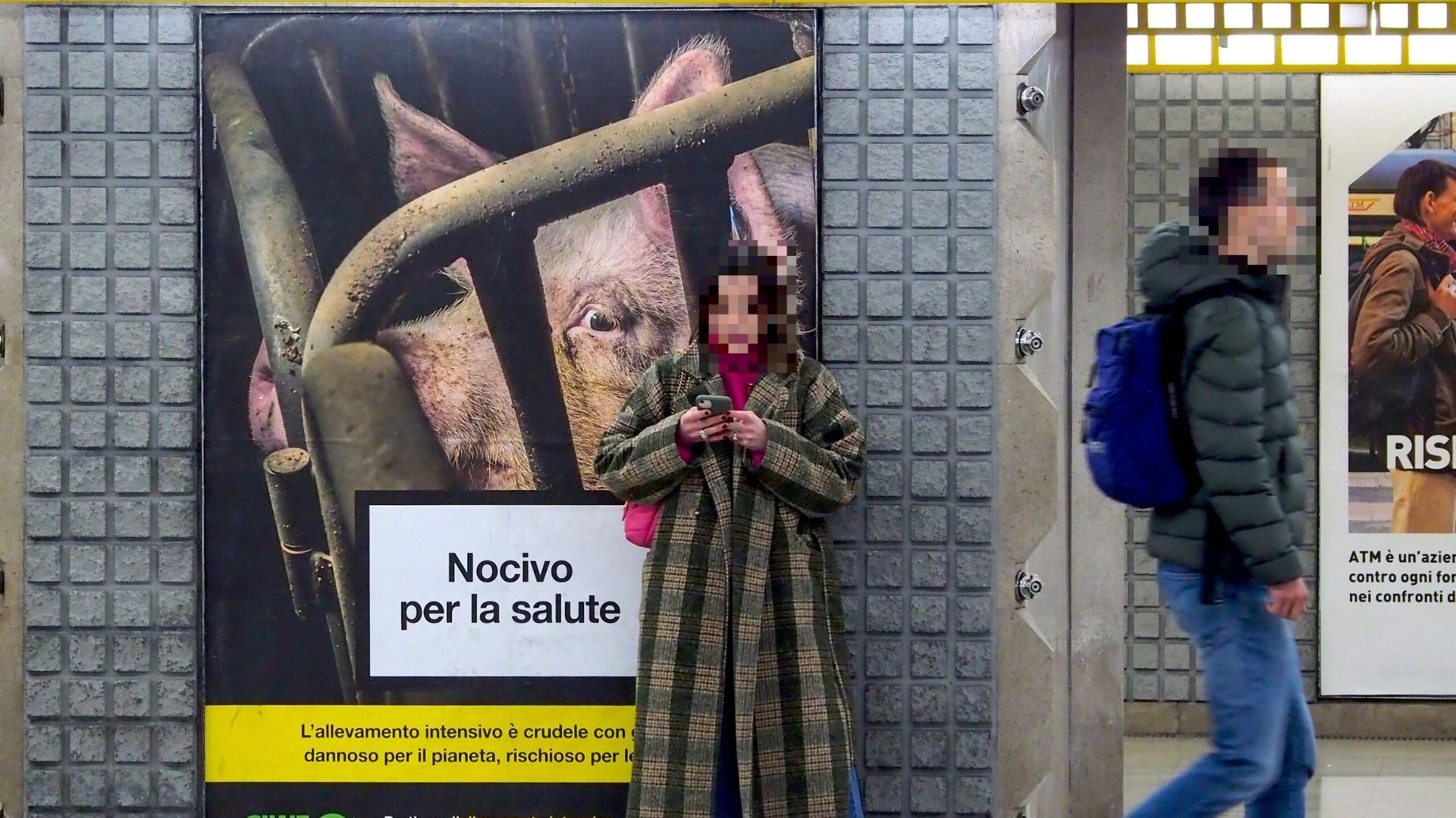 Manifesto CIWF Nocivo per la salute, campagna contro l'allevamento intensivo in metropolitana