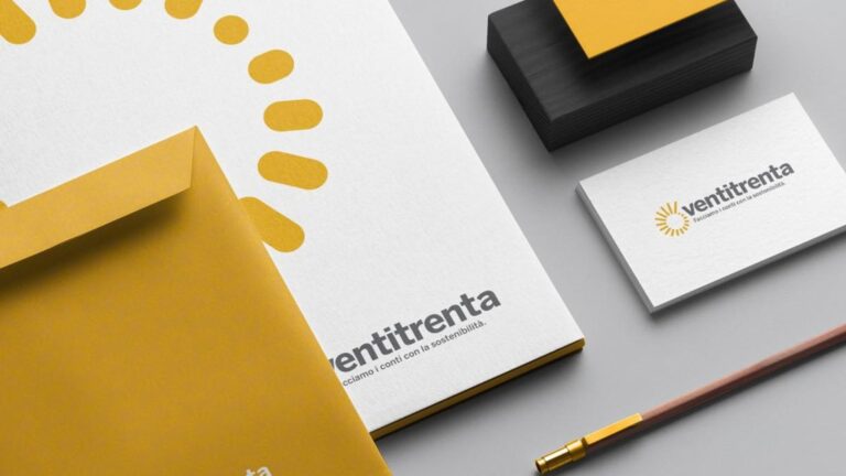Coordinato della brand identity sostenibile Ventitrenta con buste e biglietti da visita