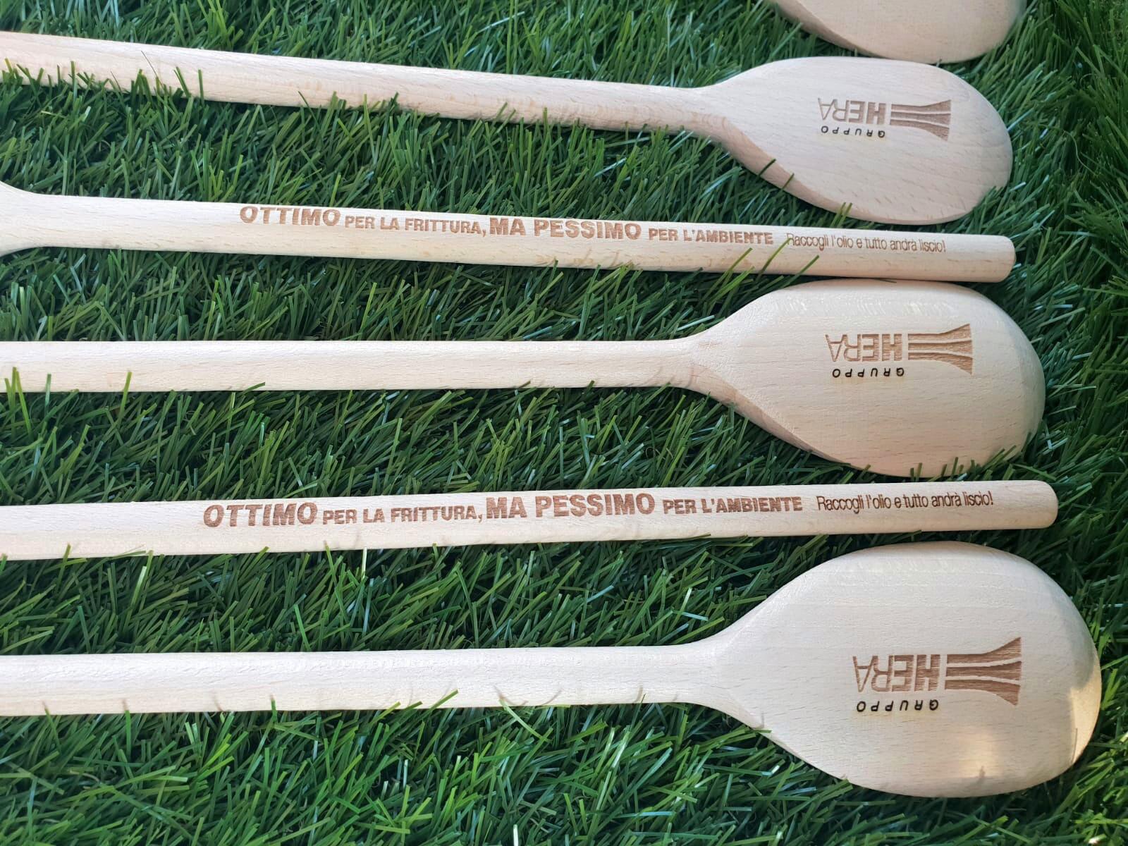 I mestoli in legno distribuiti durante il tour