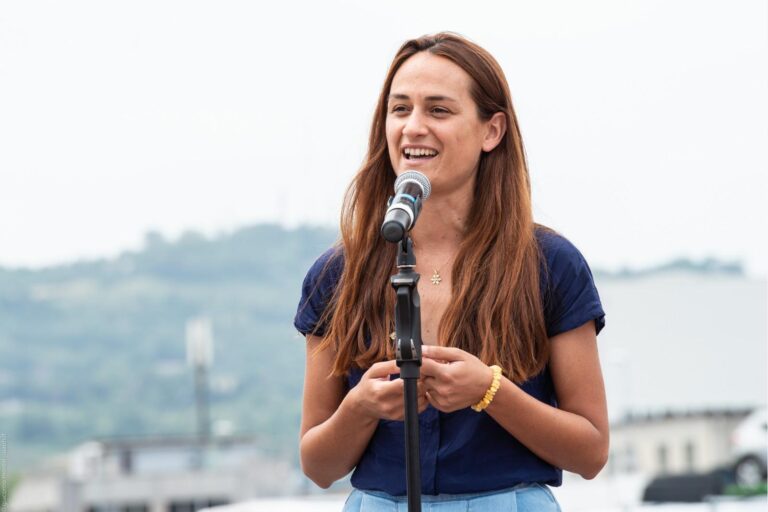 Francesca Pulcini parla al microfono di un evento sulle Marche regione sostenibile