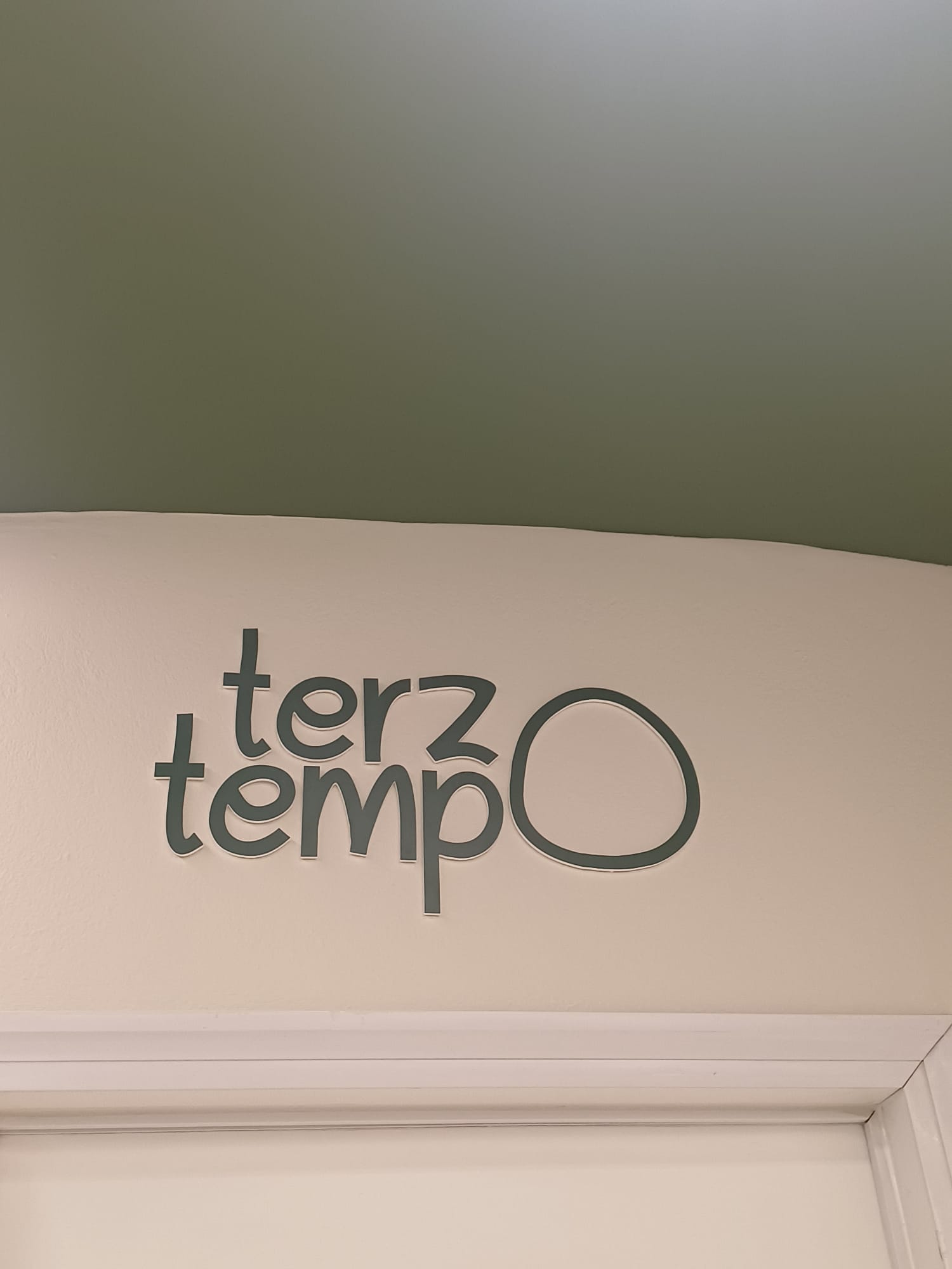 Il logo Terzo Tempo sulla parete del locale