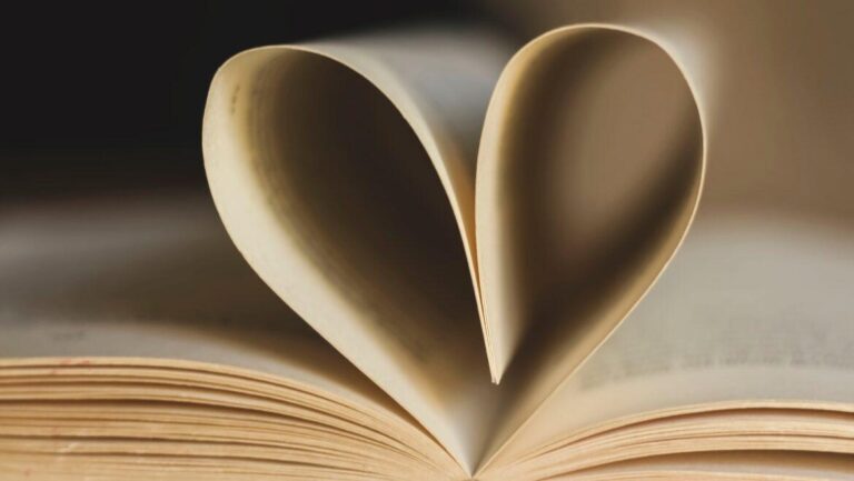Libro aperto con due pagine piegate a cuore, per il packaging in carta e cartone