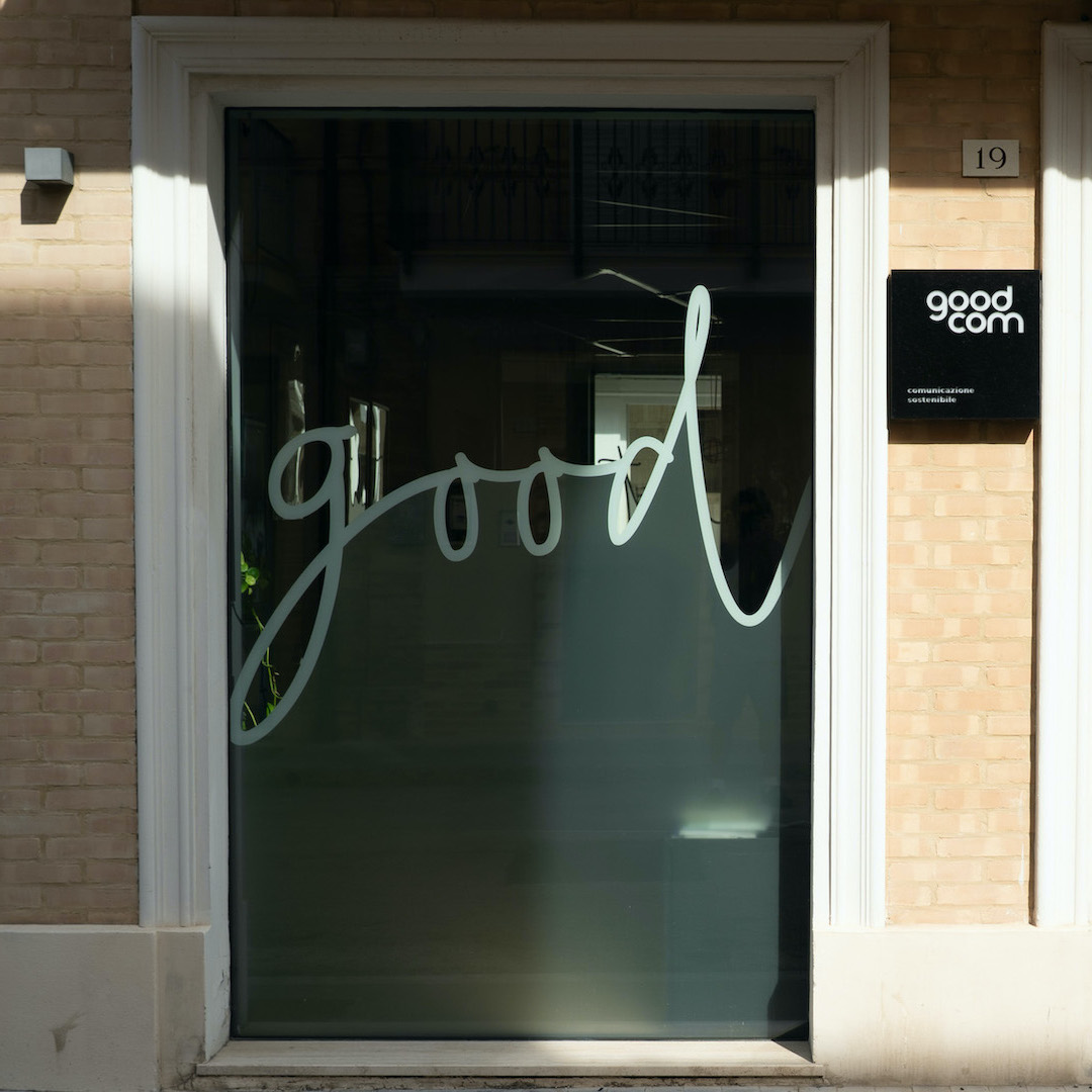 Ingresso dello studio GOODCOM con la scritta good sulla porta a vetri