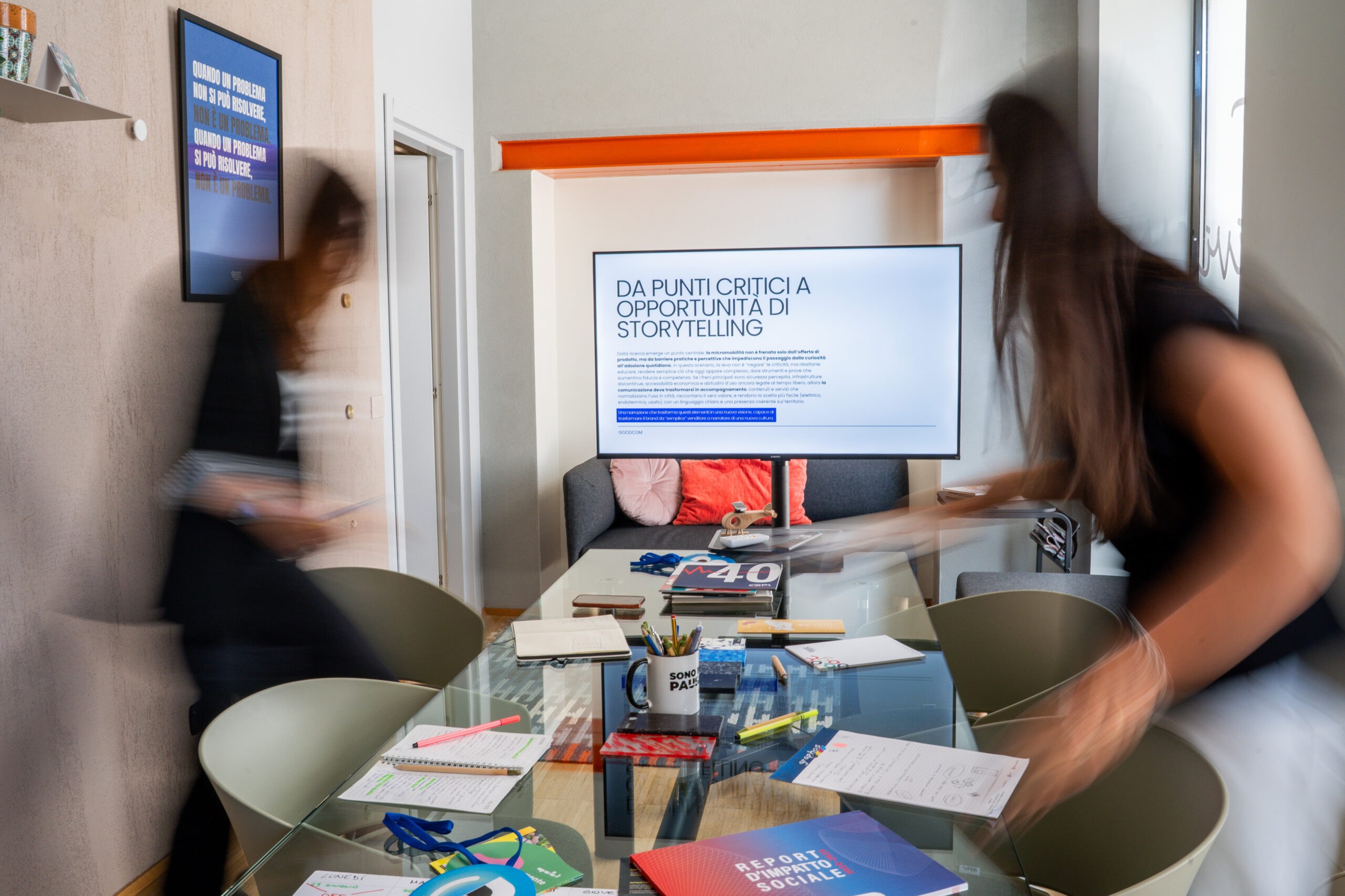 Il team GOODCOM al lavoro su strategie di comunicazione sostenibile intorno al tavolo riunioni