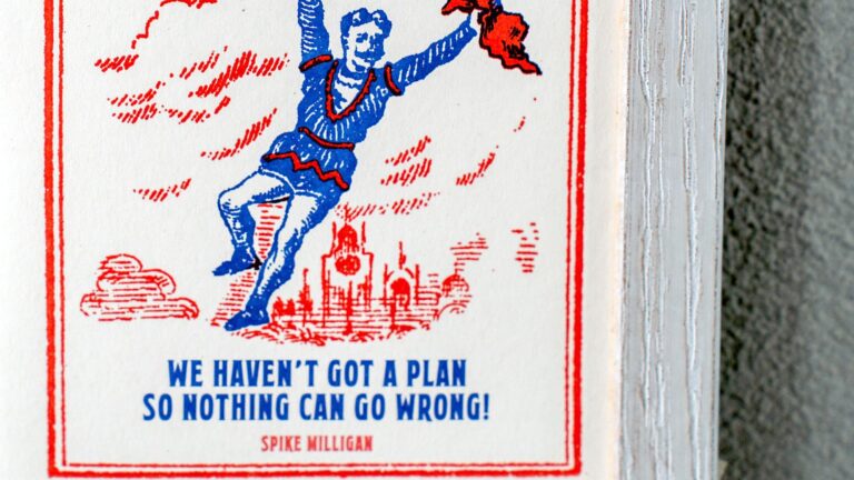 Poster illustrato con la frase We haven't got a plan so nothing can go wrong, spunto per una strategia di comunicazione sostenibile