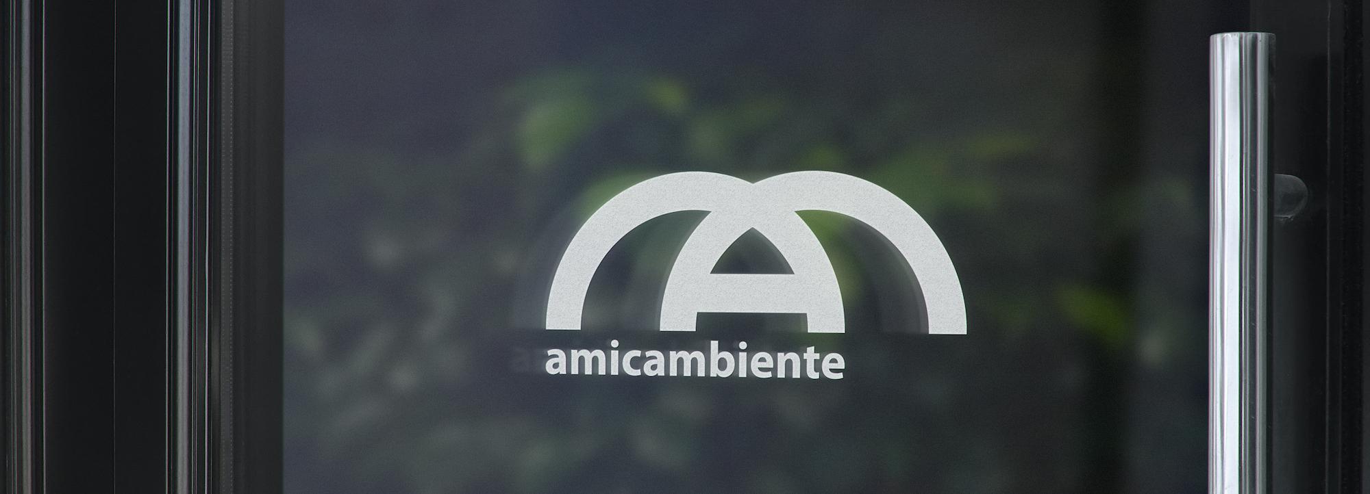 Vetrofania Amicambiente all’ingresso di un locale