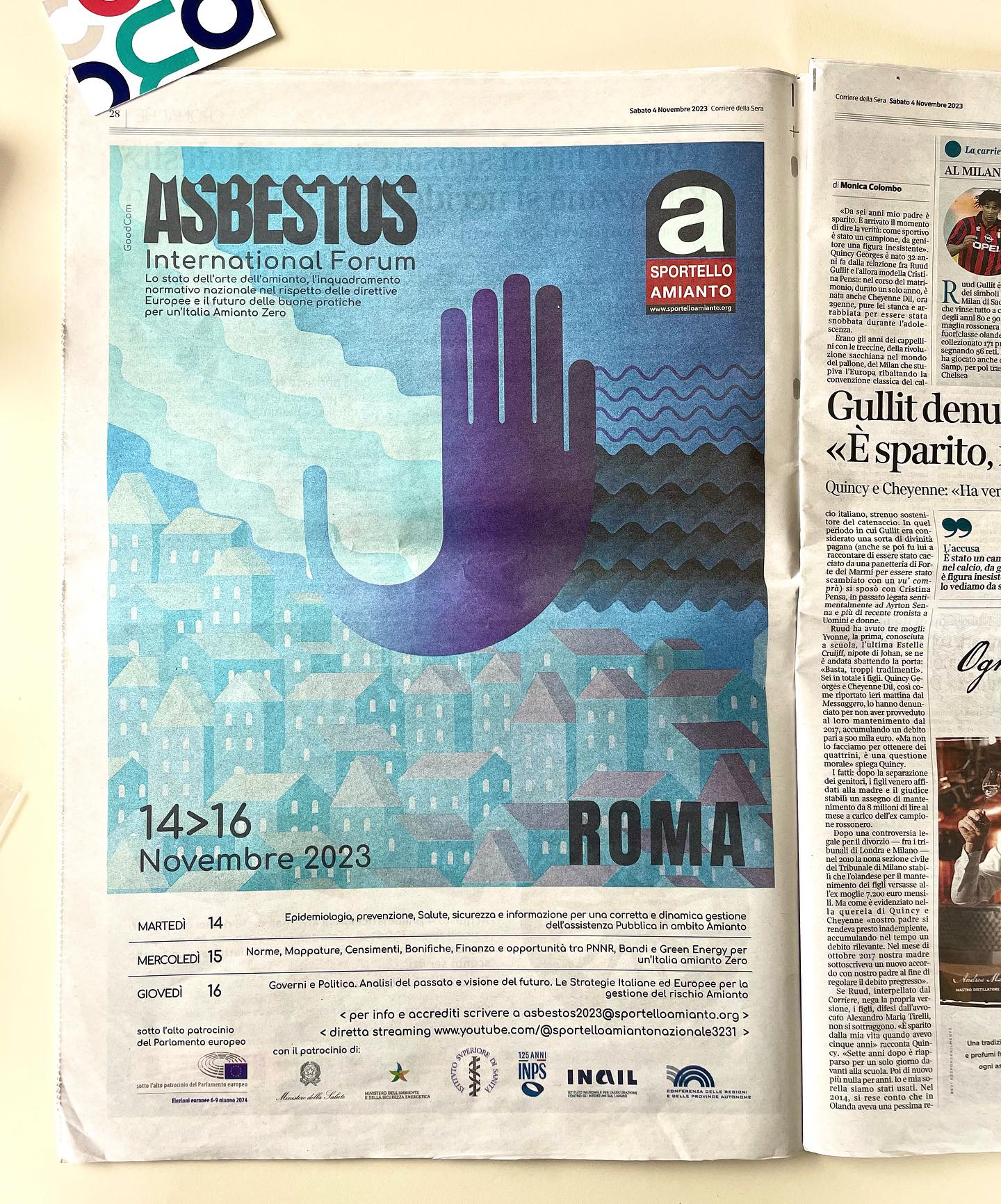 Pagina del Corriere della Sera con l'annuncio dell'Asbestos International Forum e il visual della mano blu
