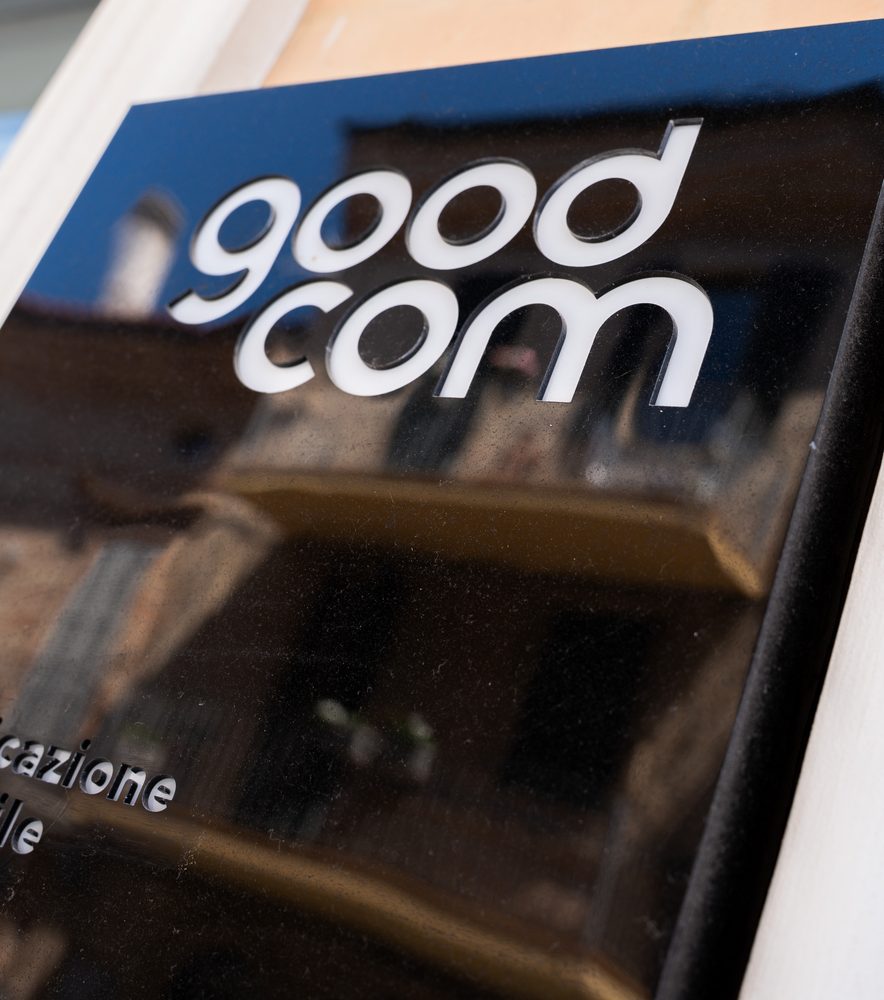 Targa di GOODCOM, agenzia di comunicazione sostenibile, all'ingresso dello studio
