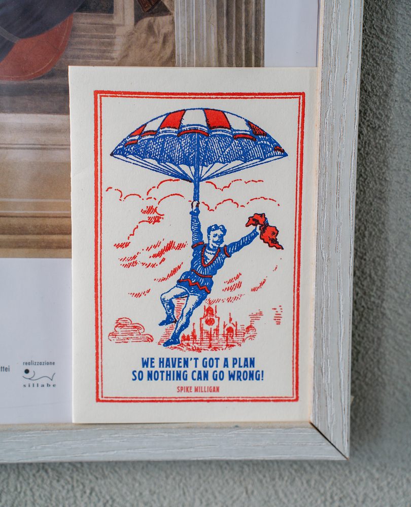 Poster illustrato con un uomo appeso a un paracadute e la frase We haven't got a plan so nothing can go wrong
