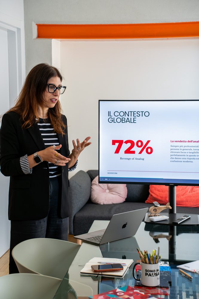Presentazione di consulenza di comunicazione sostenibile davanti allo schermo con la slide Il contesto globale
