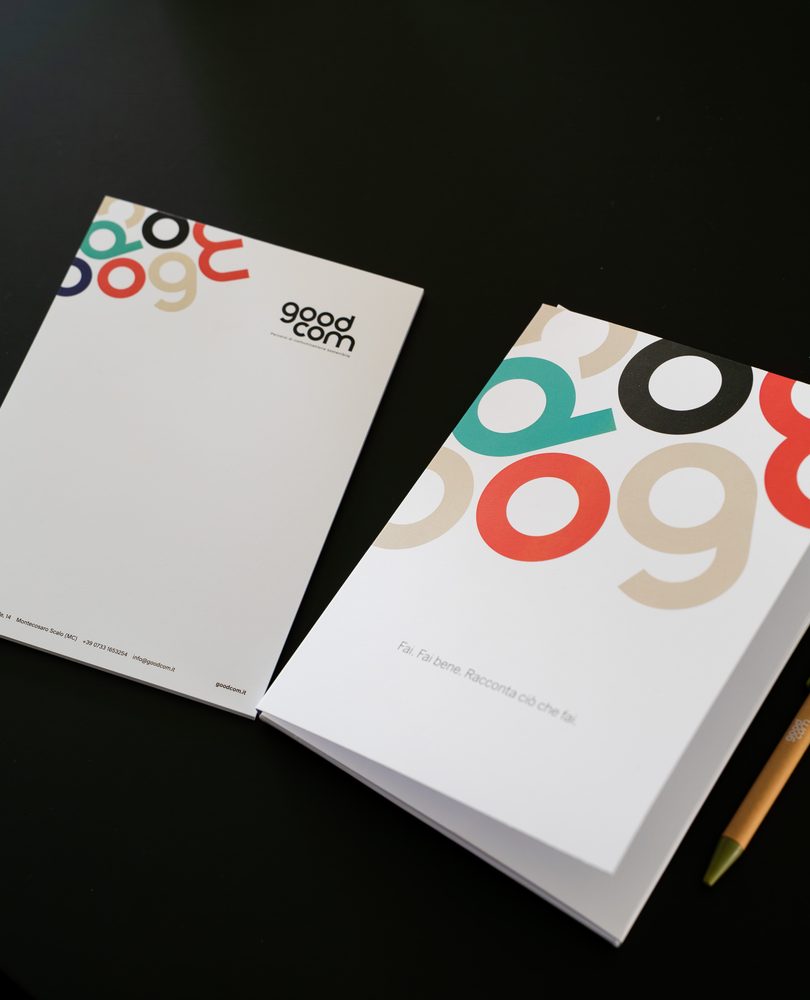 Carta intestata e cartellina con la brand identity di GOODCOM