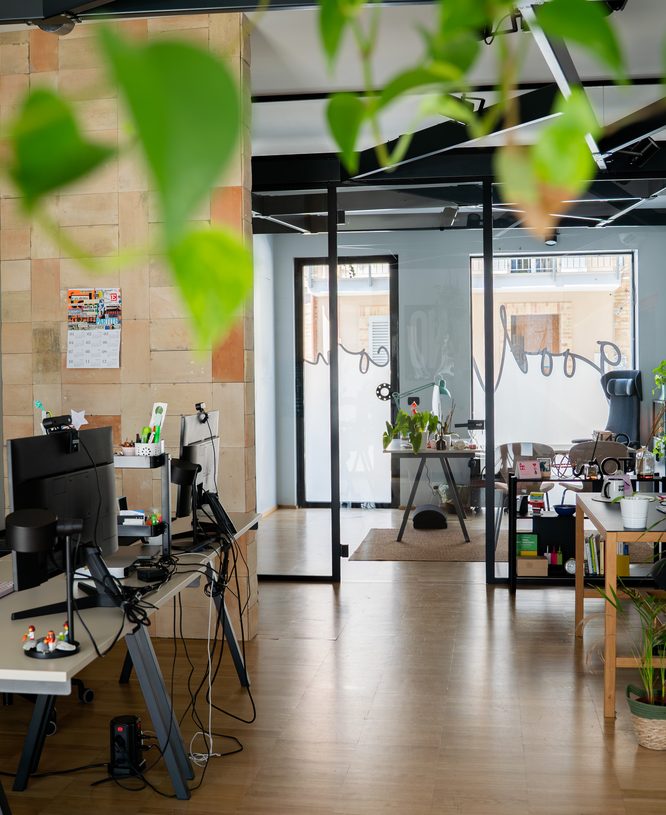 Postazioni di lavoro e sala riunioni a vetri dello studio GOODCOM