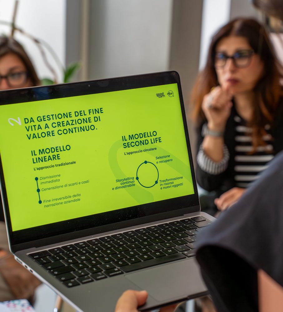 Riunione con un portatile che mostra la slide sul passaggio dal modello lineare all'economia circolare