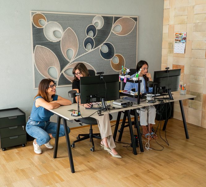 Tre persone del team nello studio di GOODCOM, agenzia di comunicazione a Civitanova Marche